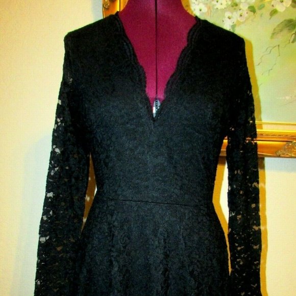 DIVIDED BY H&M BLACK LACE SKATER V NECKLINE DRESS - Picture 2 of 5